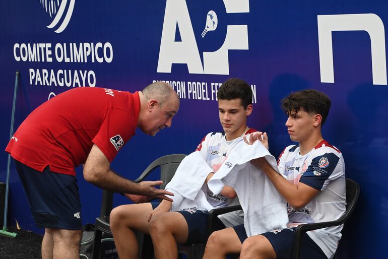 El capitán José Damus con los jugadores de 18 años, Sebastián Rodríguez y Adrián Miranda.	