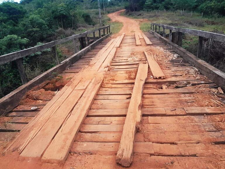 El puente que une Acahay con Quiindy no garantiza seguridad para los usuarios.