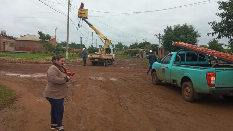 Técnicos de la Ande cuando reparaban un alumbrado público en Hernandarias.