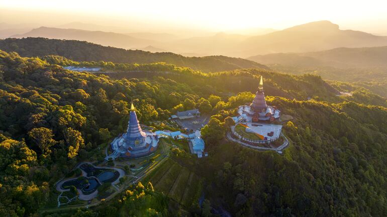 Amanecer en la cima de la montaña Doi inthanon, Chiang mai, Tailandia.