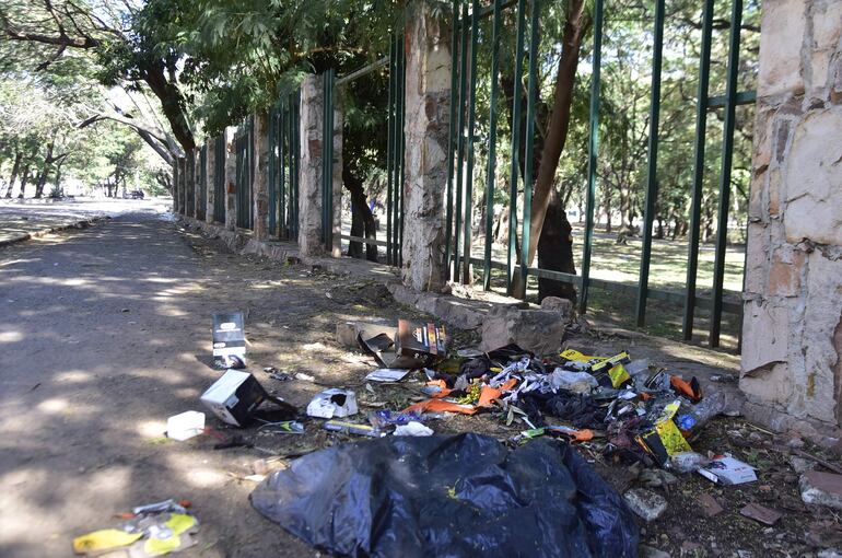 A metros de la entrada del Parque Caballero un enorme basural recibe a posibles visitantes. La foto fue tomada ayer a las 9:40. 