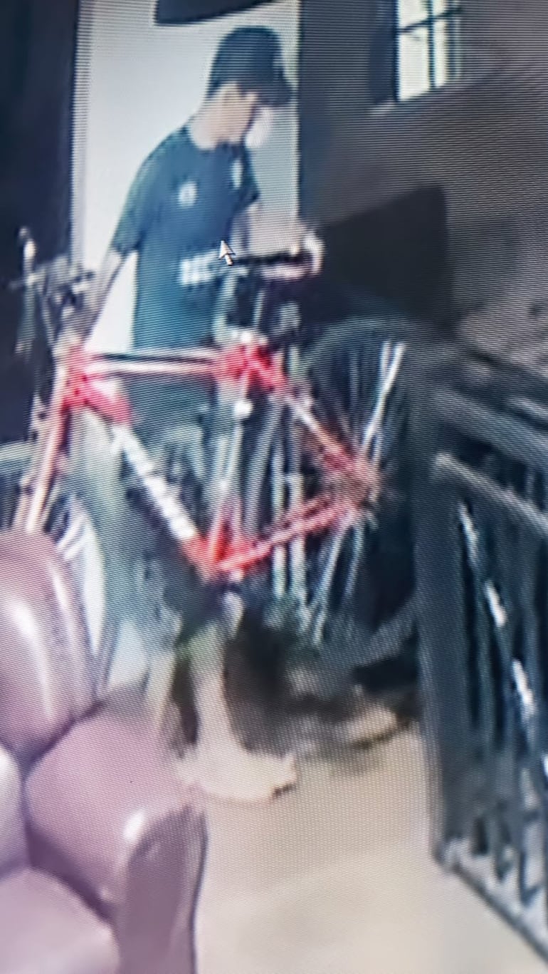 Captura del video del circuito cerrado donde se ve al hombre hurtar la bicicleta.