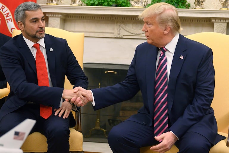 Mario Abdo Benítez (izq.) saluda a Donald Trump en la Casa Blanca, el viernes 13 de diciembre. Fue el sexto presidente paraguayo en visitar la sede de Gobierno de los Estados Unidos.