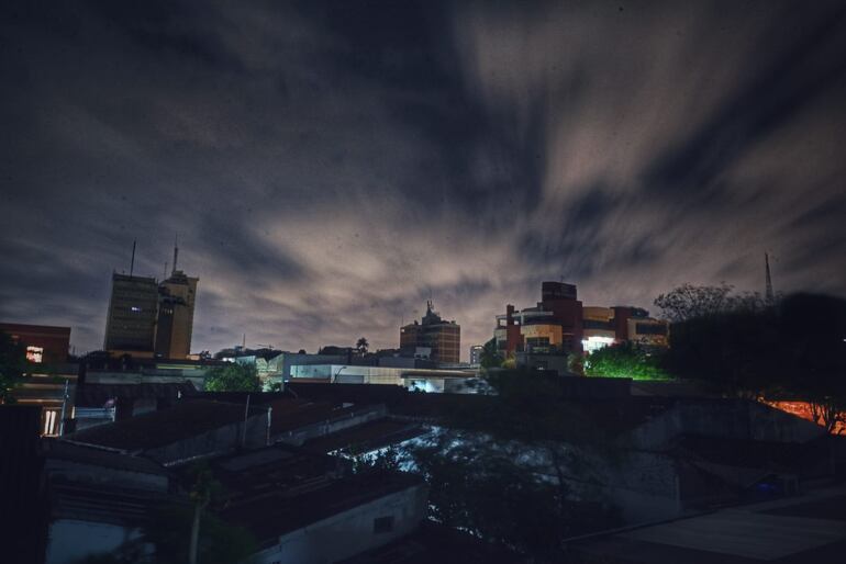 Cielo nublado sobre el centro de Asunción.