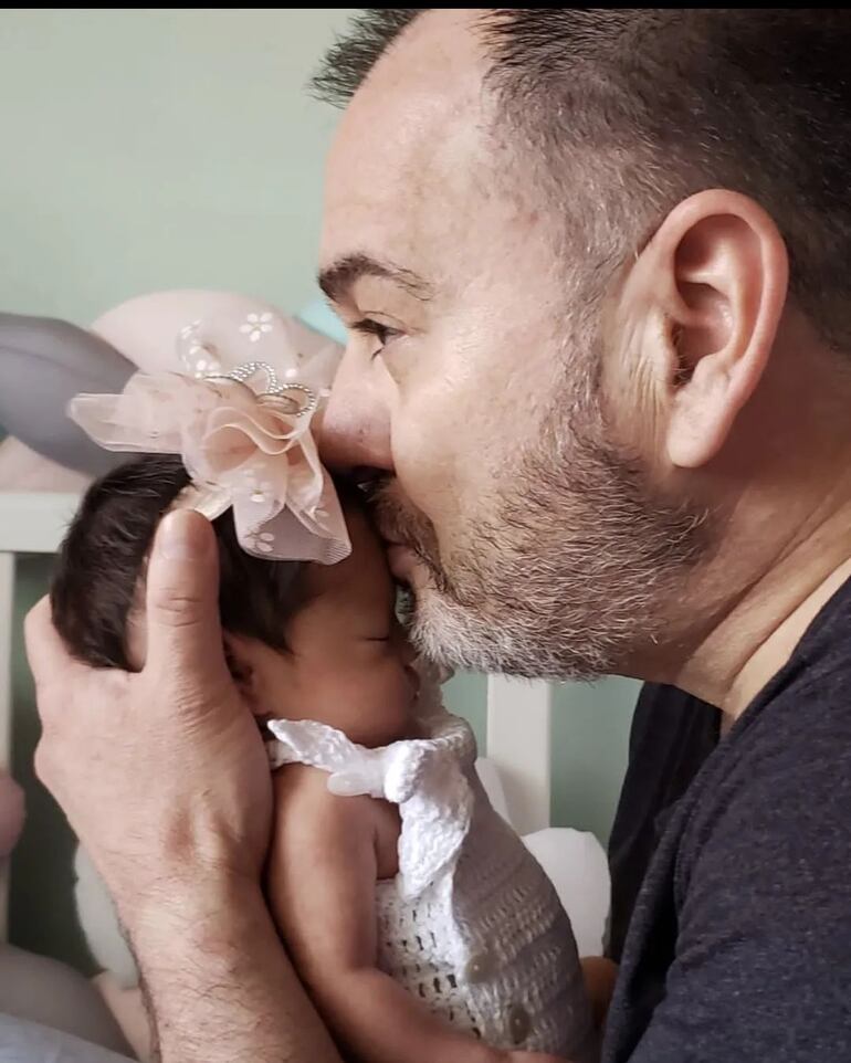 Tanto amor en una sola imagen. Papá Carlos Troche con su soñada Charlotte. (Instagram/Carlos Troche)