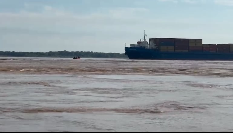 La habilitación para el franqueo en el Paso Bermejo se da desde la 6:00 hasta las 12:00 de cada día, desde la tarde hasta el amanecer se realiza el dragado intenso para mejorar la profunidad y el ancho del canal del río.