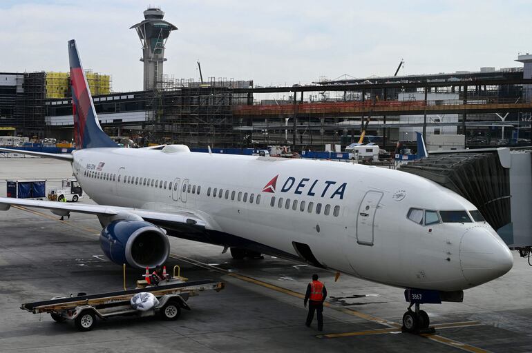 Un avión de la aerolínea en el aeropuerto internacional de Los Ángeles.