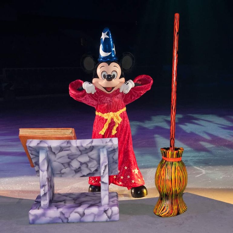 Mickey, el protagonista, no podía faltar a esta fiesta de celebración sobre hielo.