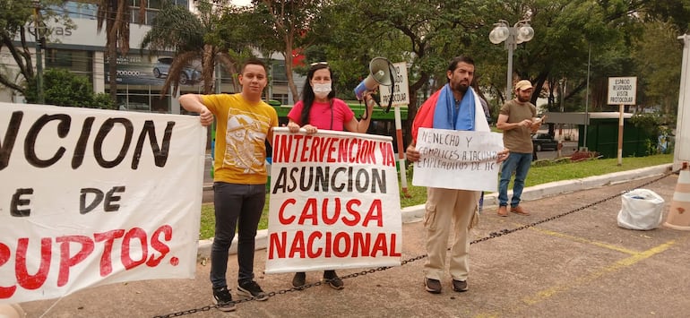 Ciudadanos se manifestaron frente a la Municipalidad de Asunción pidiendo la intervención de la administración de Óscar "Nenecho" Rodríguez.