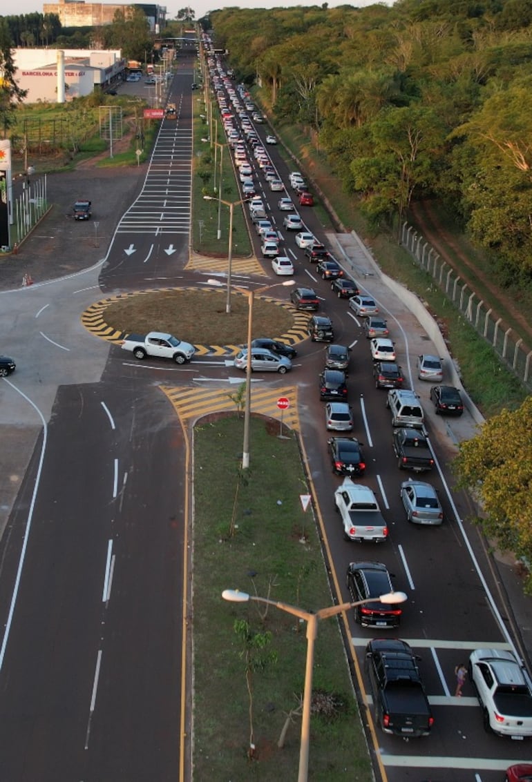 Así se veía el acceso a Saltos del Guairá. La gente aprovechó el feriado de Brasil para llegar a localidad paraguaya.