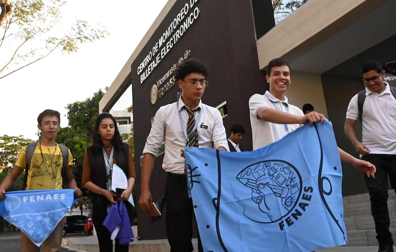 Hace meses que alumnos organizados en la Federación Nacional de Estudiantes (Fenaes) exigen el cumplimiento del pago de medio pasaje del transporte público, tal como lo garantiza la ley del boleto estudiantil.