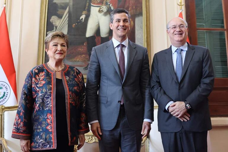 La directora gerente del FMI, Kristalina Georgieva; el presidente de la República, Santiago Peña; y el titular del BID, Ilan Goldfajn, en Palacio de Gobierno.