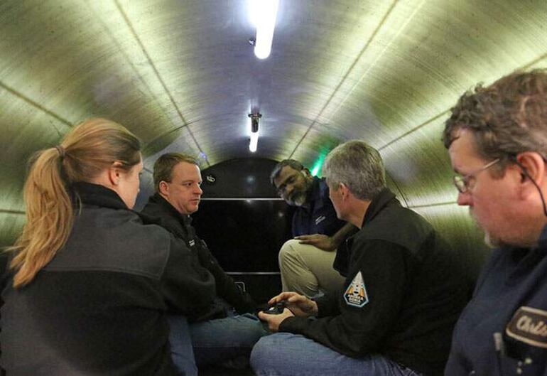 Fotografía facilitada por Ocean Gate que muestra el interior de un submarino turístico con capacidad para cinco personas operativas por la citada compañía. La Guardia Costera de Estados Unidos inició este lunes una extensa operación de búsqueda con ayuda de Canadá para localizar un submarino turístico que ha desaparecido en el océano Atlántico con cinco personas a bordo para ver los restos del Titanic, el famoso trasatlántico hundido hace más de un siglo.