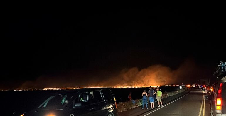 Imágenes del gran incendio registrado anoche en Arroyos y Esteros. Actualmente hay más de 30 fuegos activos en el país, según el último informe.