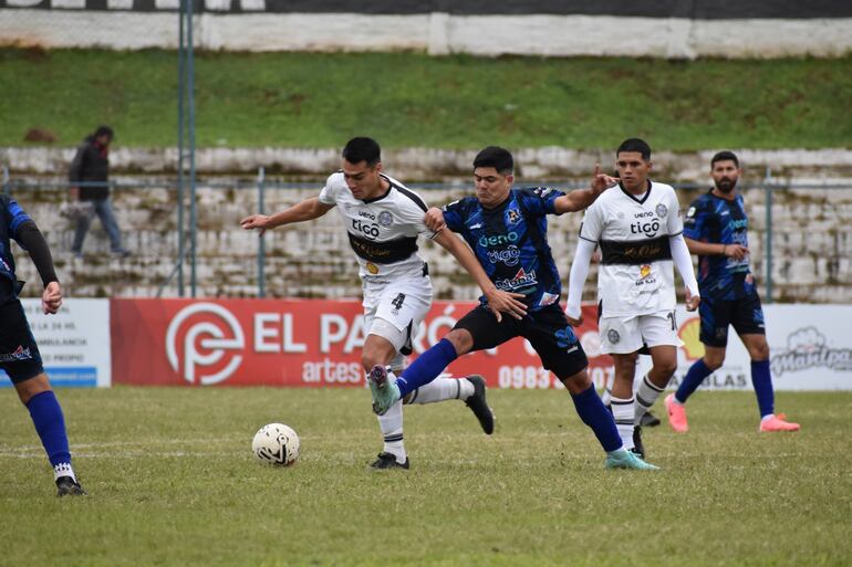 Anderson Medina de Atlántida, intenta contener el avance del lateral franjeado, Matías Cano. (Foto: APF)