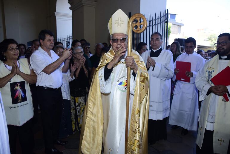 El cardenal Adalberto Martínez ingresando a la Catedral Metropolitana de Asunción para el inicio de la misa central por el Jubileo de la Esperanza.