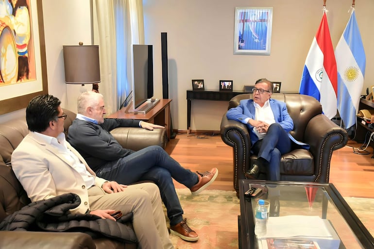 Raúl Pérez, consejero de Yacyretá del lado argentino y actual secretario del ministro de Economía de la Argentina, Sergio Massa, reunido con Nicanor Duarte Frutos, director ejecutivo de la EBY y Alejandro Takahasi, secretario del Comité Ejecutivo.