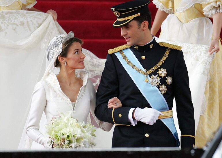 Letizia Ortiz y Felipe de Bourbon unieron sus vidas en la Catedral de Almudena, en Madrid, el 22 de mayo de 2004. (Odd ANDERSEN / POOL / AFP)