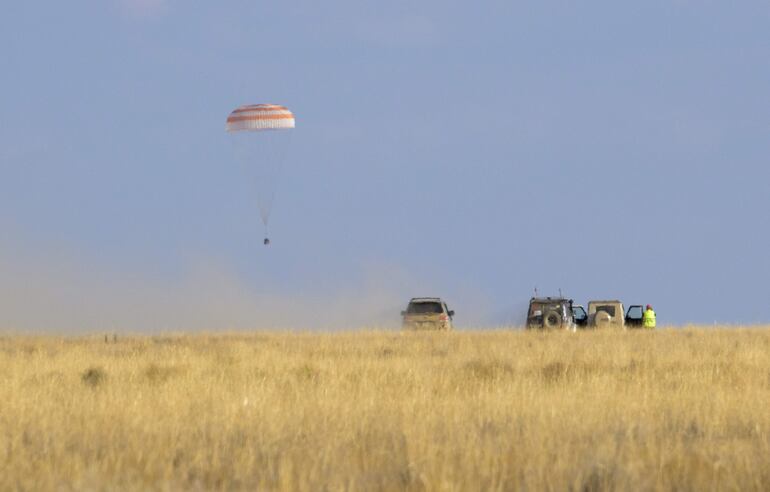 La cápsula Soyuz MS-23 aterriza en un área remota de Kazajistán. 