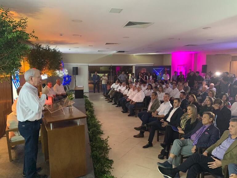 El presidente de la  ARP, Dr. Pedro Galli, durante su discurso en el lanzamiento de la Expo 2023, en el local de la Unión Insdustrial Paraguaya, ante invitados especiales