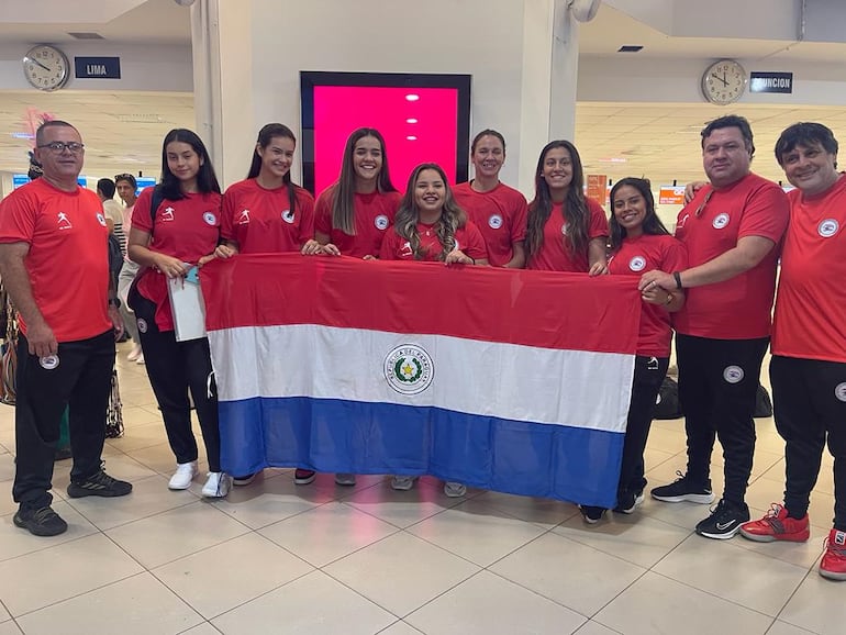 Parte del plantel de Las Guerreras, preparándose para la partida a Suecia, ayer por la mañana.