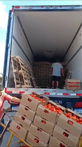 El tomate paraguayo siendo descargado en Argentina, en una histórica exportación del producto tras 70 años de la última vez.