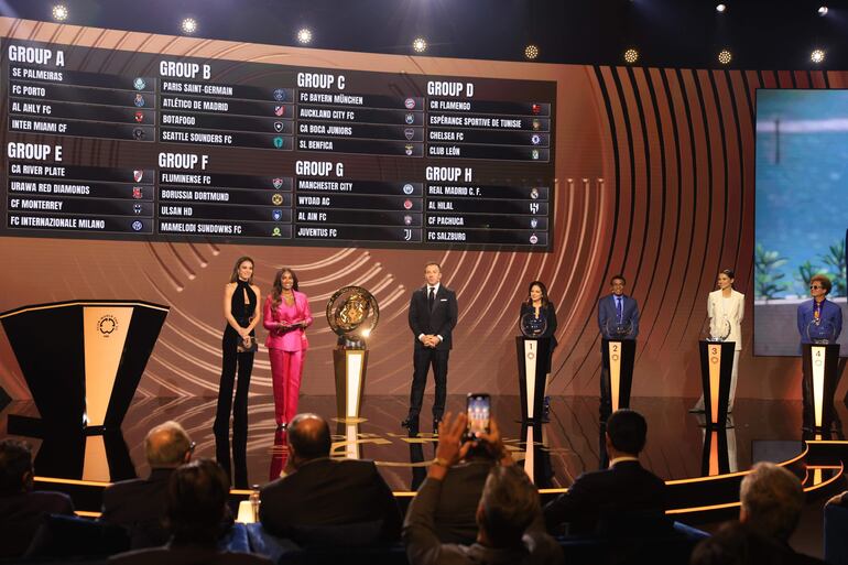 Miami (United States), 05/12/2024.- Italian televsion presenter Diletta Leotta (L) host Samantha Johnson (2L) former Italian soccer star Alessandro del Piero (3L) with Singer Gloria Estefan (C) Peruvian soccer great Teofilo Cubillas (3R) Brazilian model Adriana Lima (2R) and Brazilian artist Romero Britto (R) following the FIFA Club World Cup 2025 Draw ceremony in Miami, USA, 05 December 2024. FIFA's new club competition will be played for the first time from 15 June to 13?July 2025 in 12 stadiums across the USA. (Mundial de Fútbol, Brasil, Roma) EFE/EPA/CRISTOBAL HERRERA-ULASHKEVICH
