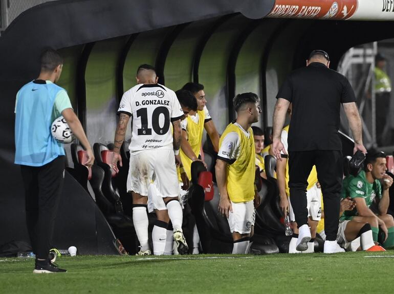 Derlis González (19), futbolista de Olimpia, deja el campo de juego a causa de una molestia física durante el partido ante General Caballero de Juan León Mallorquín por la quinta fecha del torneo Apertura 2024 del fútbol paraguayo en el estadio Defensores del Chaco, en Asunción.