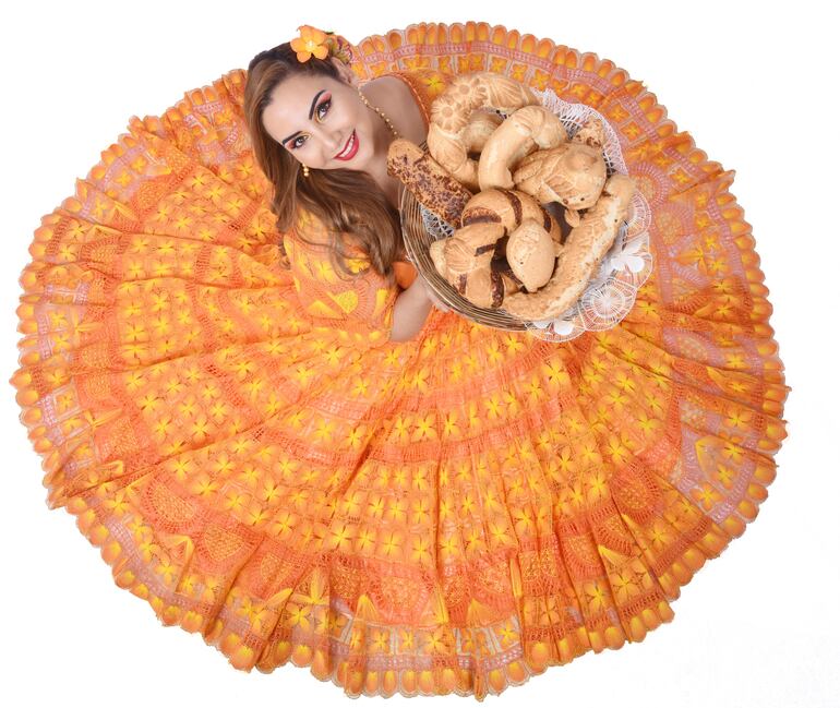 Perfecta combinación del arte del ñandutí, el pan sagrado y la belleza de la mujer paraguaya en esta fotografía de Estrella Gubo.
