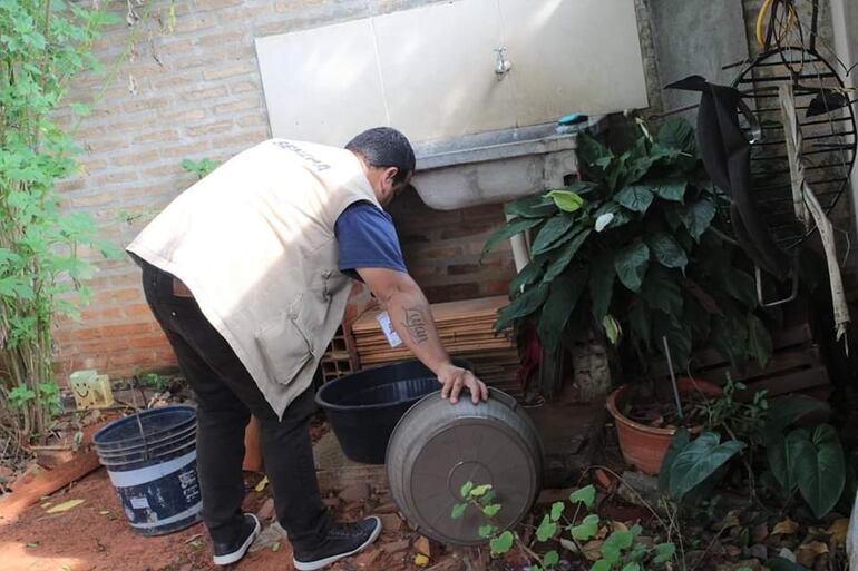 Un funcionario de Senepa, inspecciona un hogar en busca de criaderos de mosquitos. 