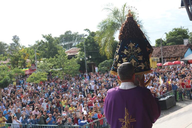 Terminada la celebración se procedió a la bendición de los fieles con la imagen de la Virgen.
