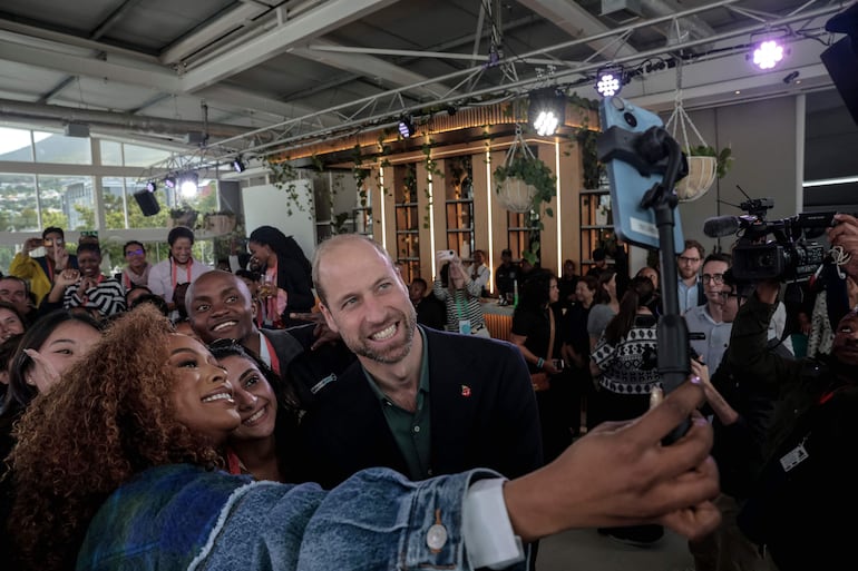 Nomzamo Mbatha, presentadora de la Semana Earthshot, se toma un selfie con el Príncipe William de Gran Bretaña y un grupo de jóvenes en el Programa Juvenil de Líderes Climáticos del Premio Earthshot en Rooftop on Bree en Ciudad del Cabo. (GIANLUIGI GUERCIA / POOL / AFP)