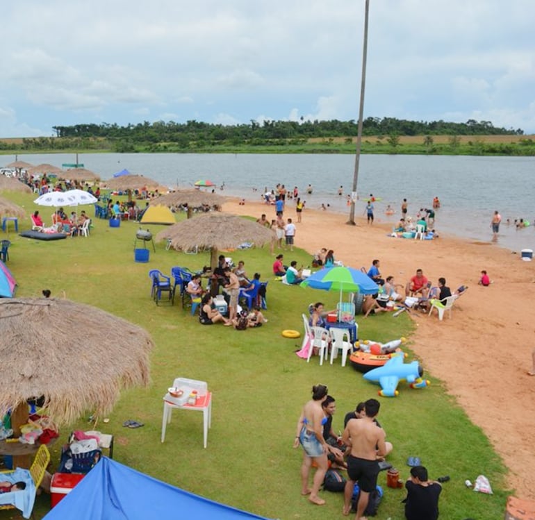 El parque Asahi ofrece playa de arena al borde del lago.