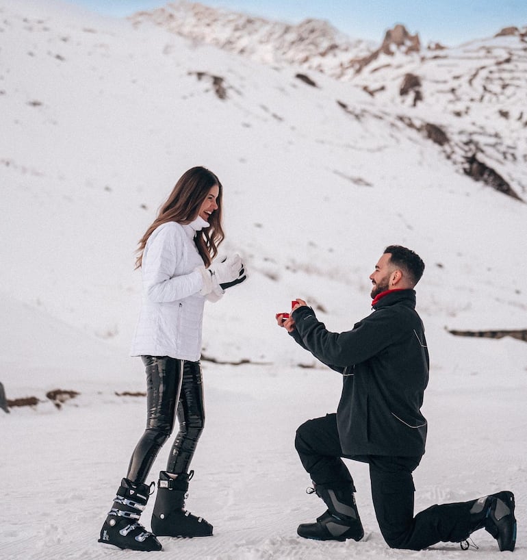 Alba Riquelme y Renato Prono se comprometieron en los Alpes franceses.