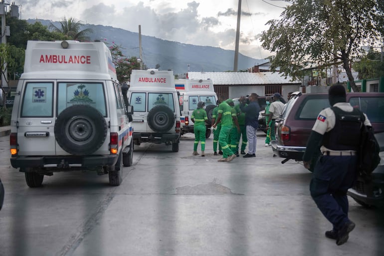 Fotografía donde se observan ambulancias al interior del hospital La Paixe este martes, en Puerto Príncipe (Haití). Individuos armados pertenecientes a la coalición Vivre Ensemble (Vivir Junto) sacudieron el centro de la capital de Haití, atacando el principal hospital público de Puerto Príncipe y matando al menos dos periodistas y un policía.