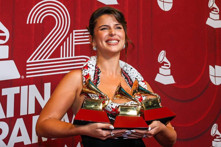 La cantante argentina Nathy Peluso conquistó tres Latin Grammy, durante la ceremonia llevada a cabo anoche en Miami.