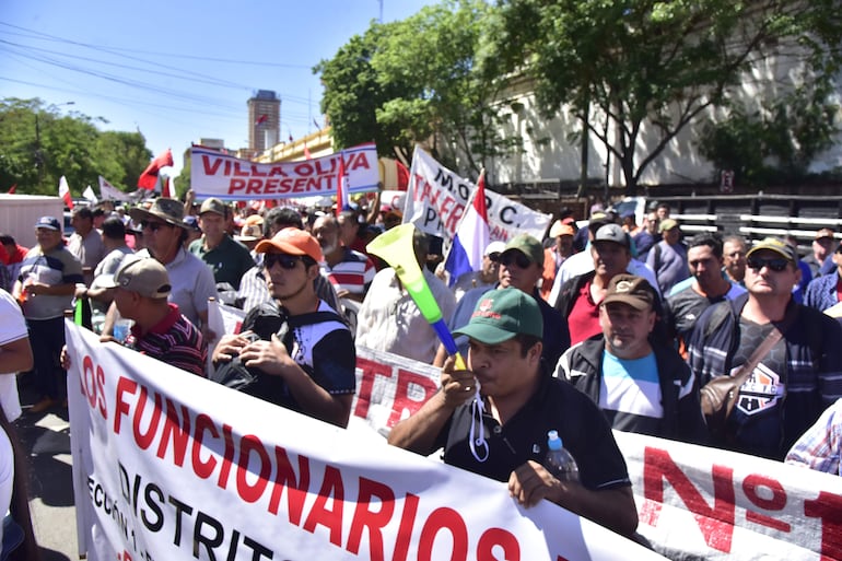 Miembros de gremios sindicales protestaron contra el proyecto de ley de la carrera civil el miércoles frente al Congreso.