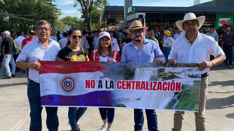 Los intendentes de Paraguarí y Cordillera respectivamente, Néstor González, Lida Escobar, María Cristina Espínola, Gustavo Penayo y Luis Rojas, hoy en Asunción.