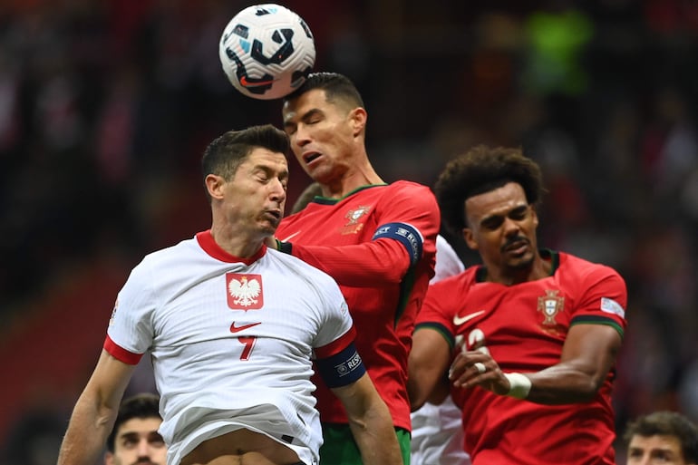 Warsaw (Poland), 12/10/2024.- Robert Lewandowski (L) of Poland in action against Cristiano Ronaldo (C) and Renato Veiga (R) of Portugal during the UEFA Nations League group A1 soccer match between Portugal and Poland, in Warsaw, Poland, 12 October 2024 (Polonia, Varsovia) EFE/EPA/Piotr Nowak POLAND OUT
