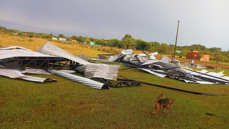 En estas condiciones quedó parte de un tinglado en el municipio de 25 de diciembre, donde se desató un fuerte temporal.