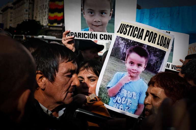 Manifestantes se reúnen en el centro de Buenos Aires para reclamar justicia por Loan Peña, ayer jueves, en Buenos Aires (Argentina).