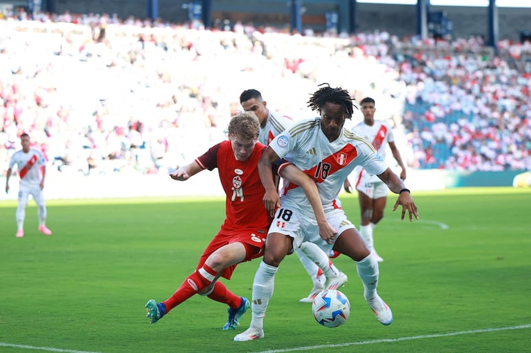 André Carrillo (d) habló después de la derrota de Perú