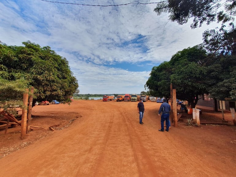 Puerto Indio está ubicado al norte del Alto Paraná, no tiene acceso de asfaltado ni empedrado.