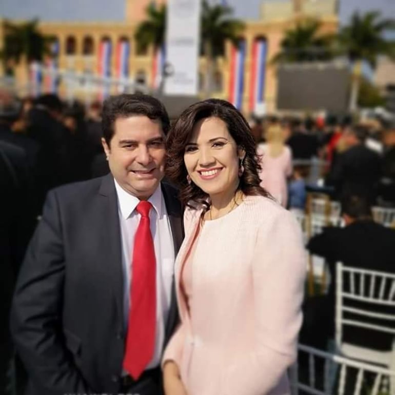 Gustavo Alberto Pereira Bello y su esposa Cynthia Elizabeth Cardozo Nessi durante el acto de asunción del presidente Santiago Peña el 15 de agosto de 2023.