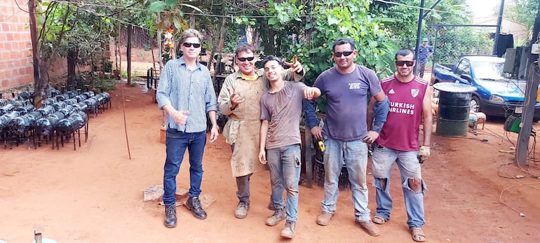 El equipo de RK2 Metalúrgica, liderado por Ricardo Uldera, trabajando en la fabricación de las famosas parrillas con diseños innovadores.