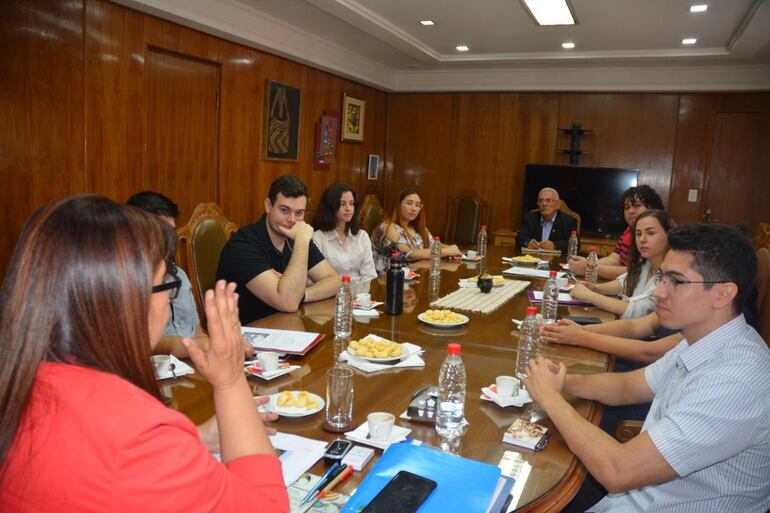 La rectora de la UNA, Zully Vera, se reunió con representantes estudiantiles para analizar salidas a la inseguridad reinante en el campus universitario.