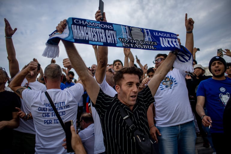 Los fanáticos del Inter de Milán en la previa de la final de la Champions League contra el Manchester City en el estadio Olímpico de Estambul. 
