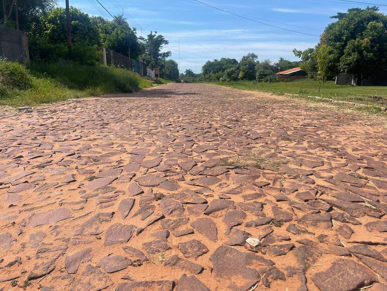 Calle Cayo Pereira de la ciudad de Ñemby. Por este empedrado la Municipalidad habría pagado dos veces, según una denuncia de la Contraloría Ciudadana.