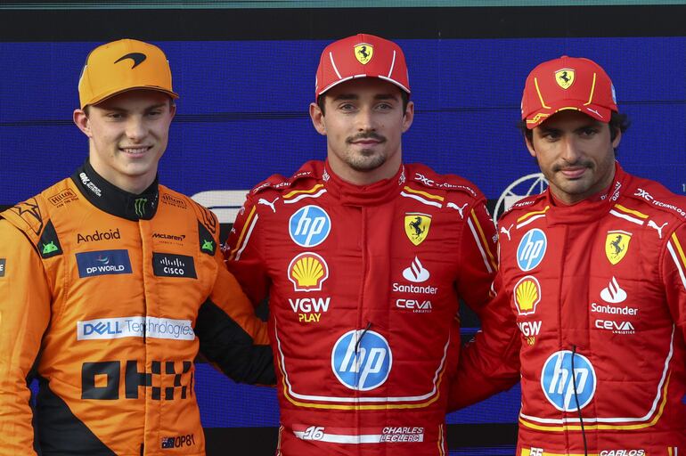 Charles Leclerc (centro) posa con el segundo, Óscar Piastri (izquierda), y con el tercero, Carlos Sainz.