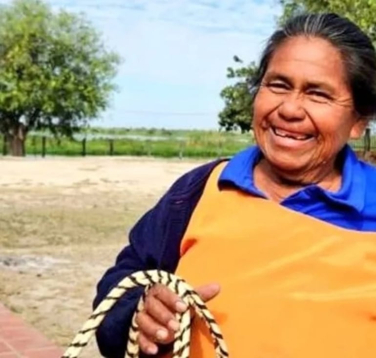 Mujer artesana Ishir de la zona del Pantanal.